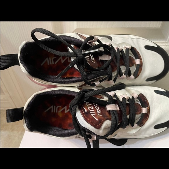 Womans Air Max 270 React - Picture 5 of 6